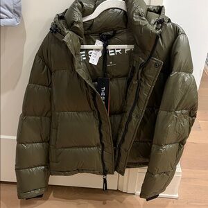 Aritzia Super Puff Shorty